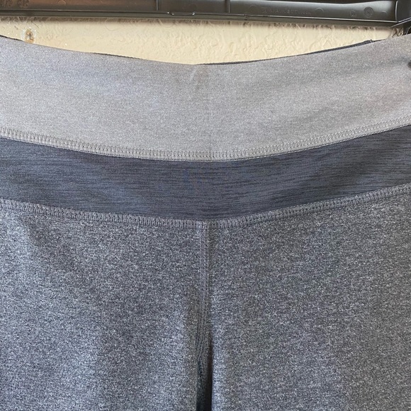 Lululemon Athletica Grey Groove Crop Yoga Pants Size 4 - Picture 2 of 8